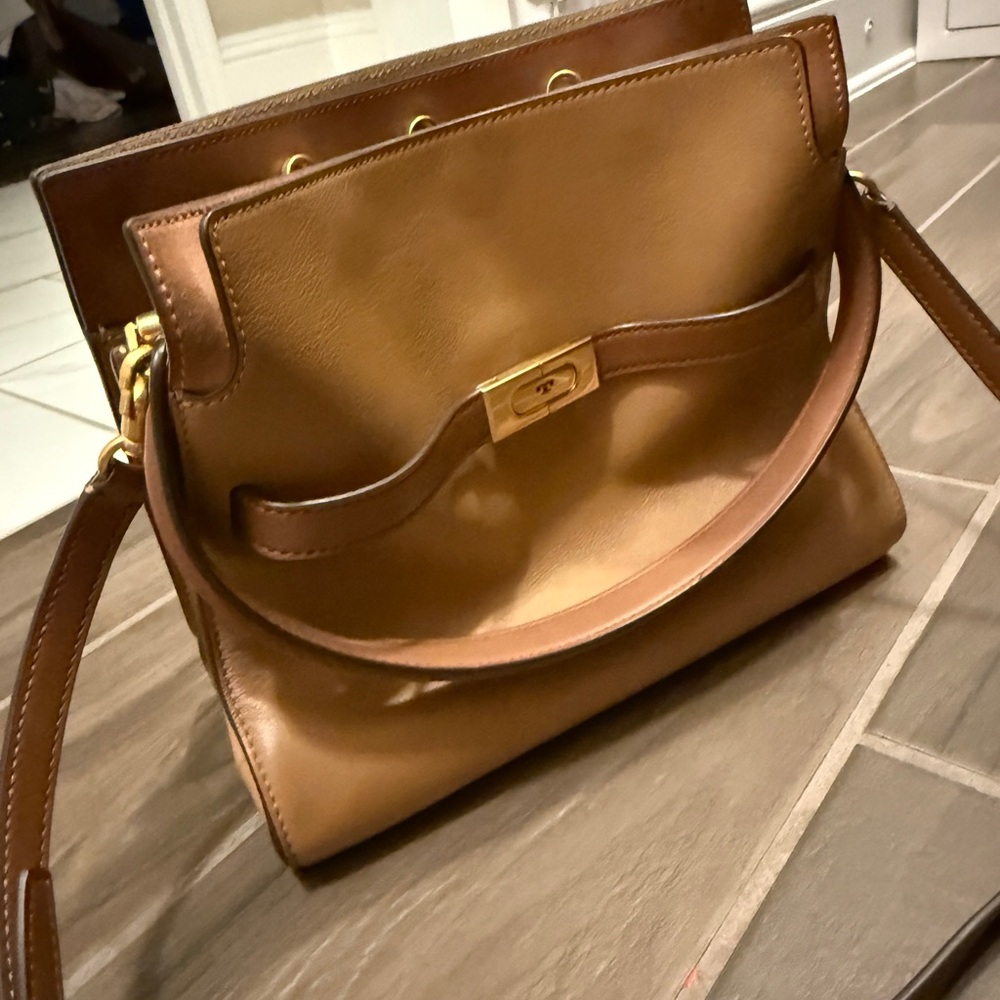 Tour Burch  Elegant Brown Leather Handbag